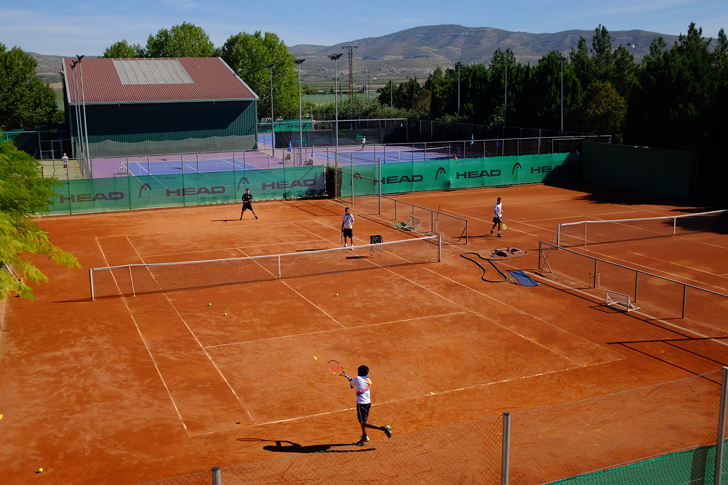 Спортивные лагеря теннис. Теннисные Академии в Испании. Летний теннисный лагерь. Частный теннисный корт. Красивый лагерь теннисные корты.